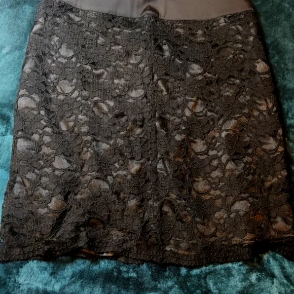 NWOT, black lace skirt by Chinese Laundry, unique back zipper, pristine! - Picture 2 of 7